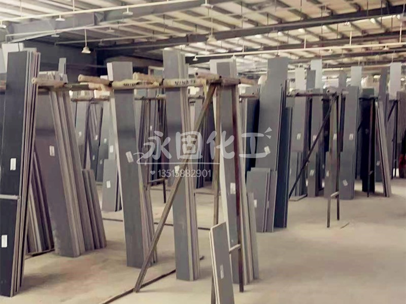 实木大板总在凌晨开裂?老张揭秘“温度反弹”陷阱 实木大板总在凌晨开裂?老张揭秘“温度反弹”陷阱