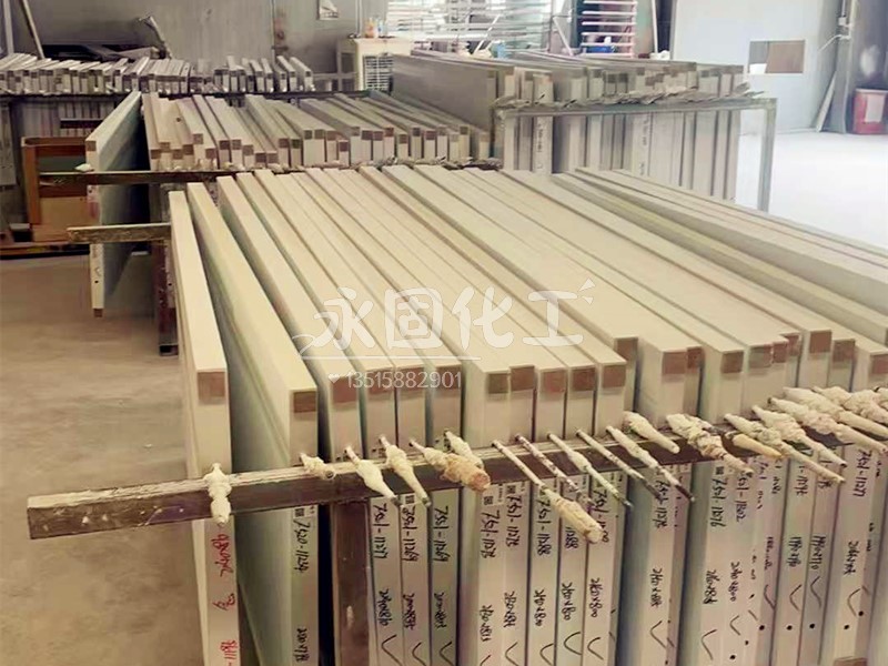 木门压合开缝怎么办？老张破解季节温差难题（夏用95000 vs 冬用75000粘度方案）