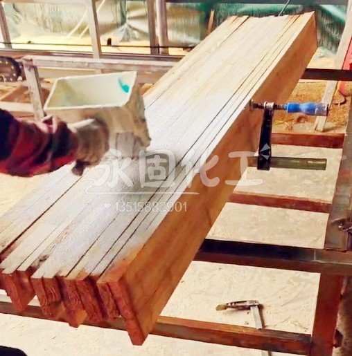 木门压合开缝怎么办？老张破解季节温差难题（夏用95000 vs 冬用75000粘度方案）